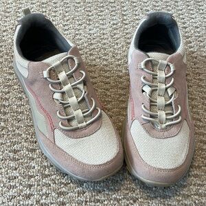 Earth Origins women’s size 8 pink and tan sneakers- new without box